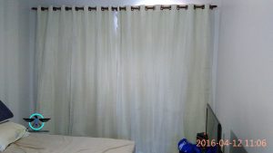 bastao-madeirado-com-ilhoes-madeirado-em-quarto-sem-forro