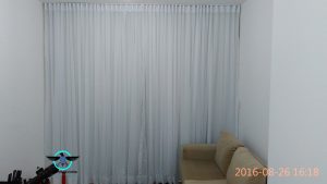 caida-de-ilhoes-em-trillho-suico-duplo-com-forro-blackout-em-sala-caida-de-ilhoes
