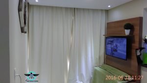 forro-cortina-blackout-caida-de-ilhoes-em-trilho-suico-em-sala-de-estar